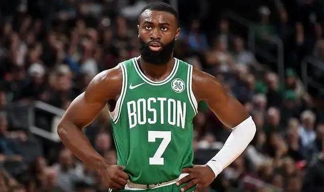 强硬表现肉眼可见 布朗是否该成为第一进攻选择？