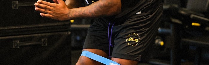 斯玛特积极训练备战新赛季，健康与防守成关键